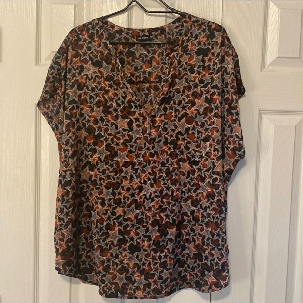 Torrid Stars V-Neck Mandarin Collar Slight Sleeve Top Sz 2X